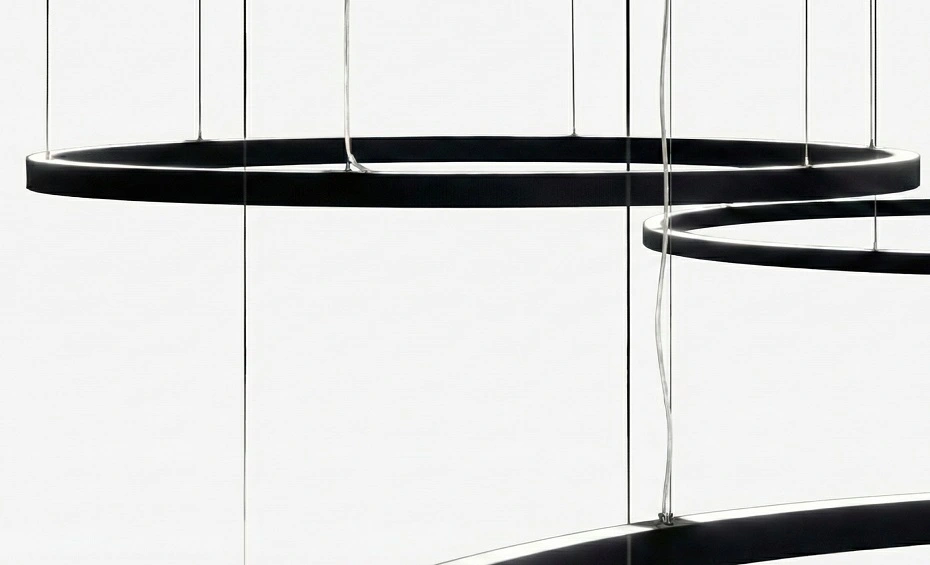 Schwarze Rundleuchten mit filigraner Seilabhängung