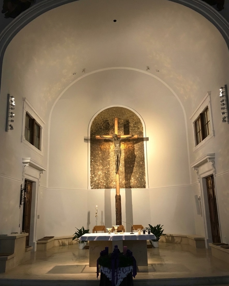 Atmosphärische Kirchenbeleuchtung